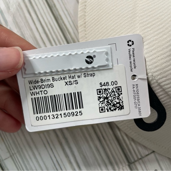 NWT Lululemon Wide-Brim Bucket Hat with Strap
White Opal - Picture 9 of 10